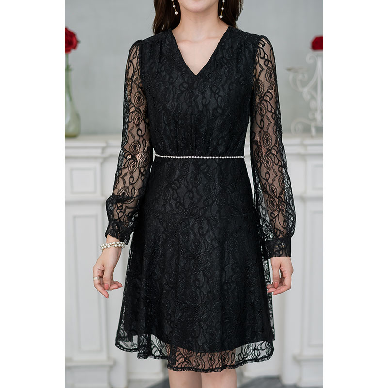 kudapy เดรสสั้นสีดำ/สีชมพู ลูกไม้แขนยาวคอวี มีดีเทลแต่งมุกรอบเอว ผ้าลูกไม้ลายสวย มีประกายวิ้งๆเวลาโดนไฟ ทรงสวยหวาน