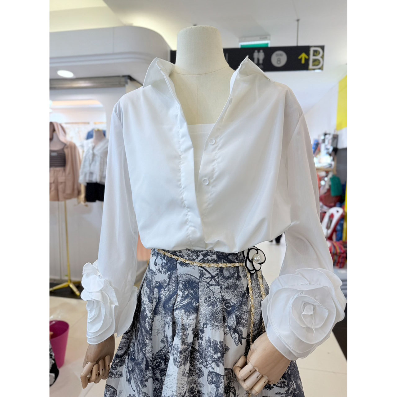 kudapy เซ็ทเสื้อเชิ้ตแขนกุหลาบมาพร้อมกระโปรงยาวพิมพ์ลาย