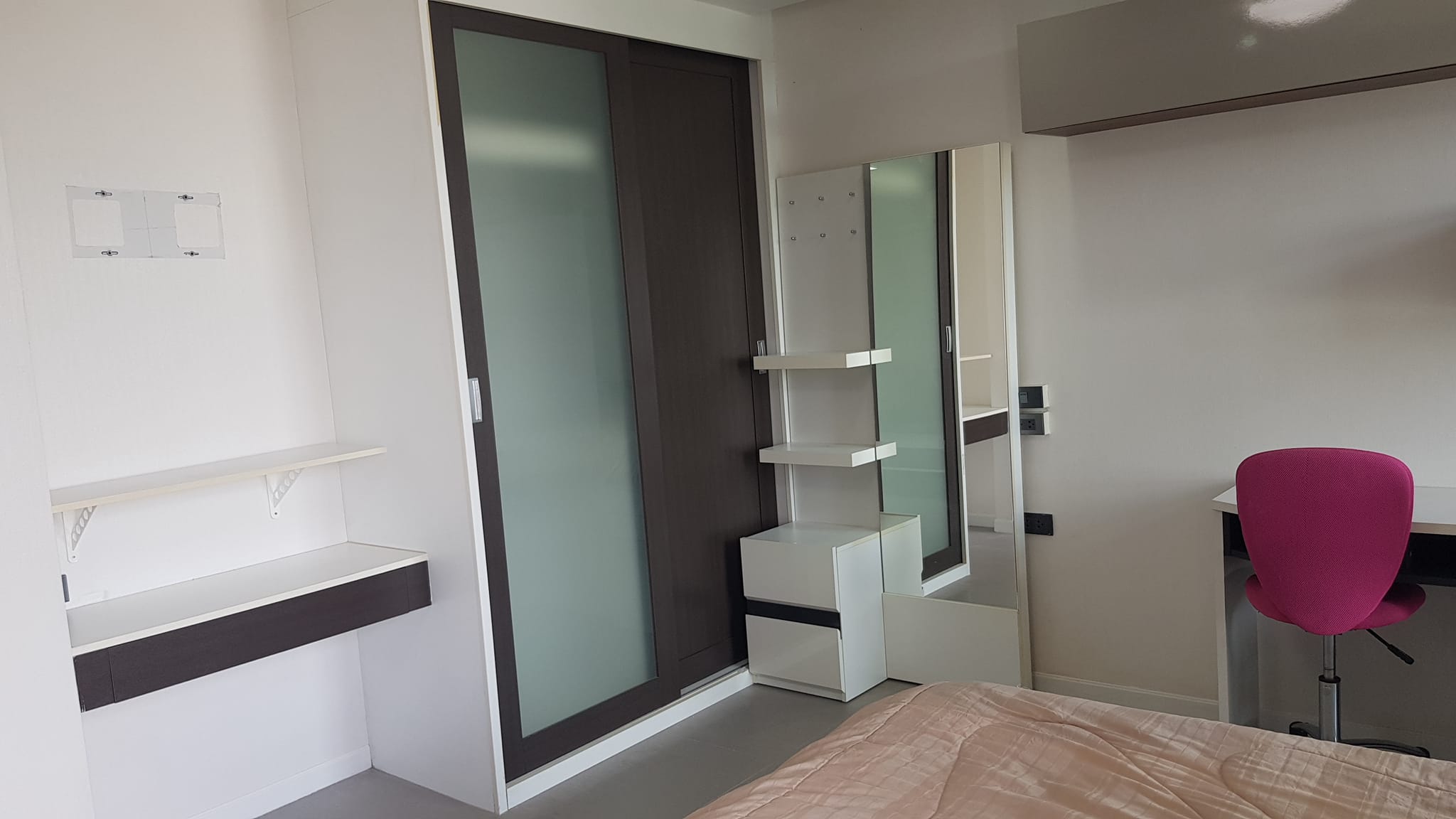 ขายคอนโดพร้อมเฟอร์นิเจอร์ แอร์ เครื่องทำน้ำอุ่น เตาไฟฟ้า สอบถามแอด Line ID : Smile-easy ที่ Baan Navatara (บ้าน นวธารา)