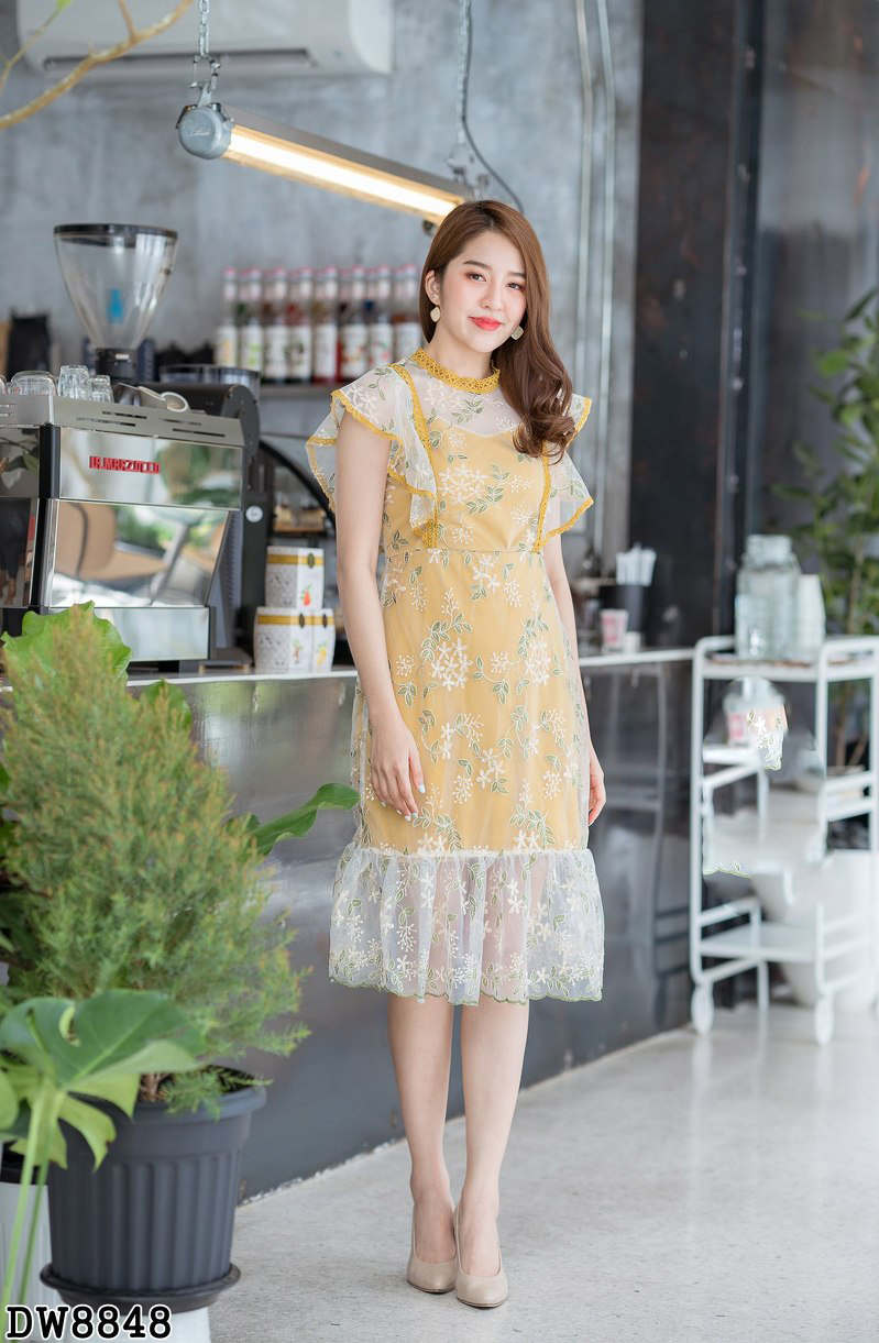 เดรสสั้นสีเหลือง แต่งลายลูกไม้ แขนระบาย ปลายกระโปรงโปร่งใส