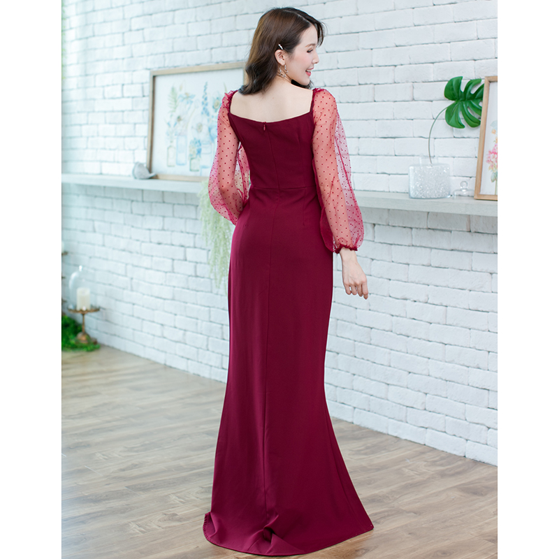 แม็กซี่เดรสสีแดงเลือดหมู ช่วงแขนทำด้วยผ้าแก้ว foxy ลายจุด ตัวนี้ตอบโจทย์สาวๆ ที่ไม่อยากโชว์แขน