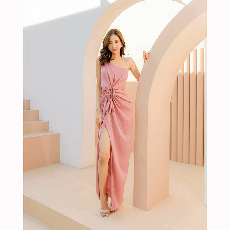 kudapy เดรสยาวสีเขียวมิ้น/สีชมพู/สีชาไทย ไหล่เฉียงสไตล์ เพิ่มลูกเล่นและดีเทลด้วยสายเปียถักเพิ่มความ chic แต่แฝงไปด้วยความเรียบหรู