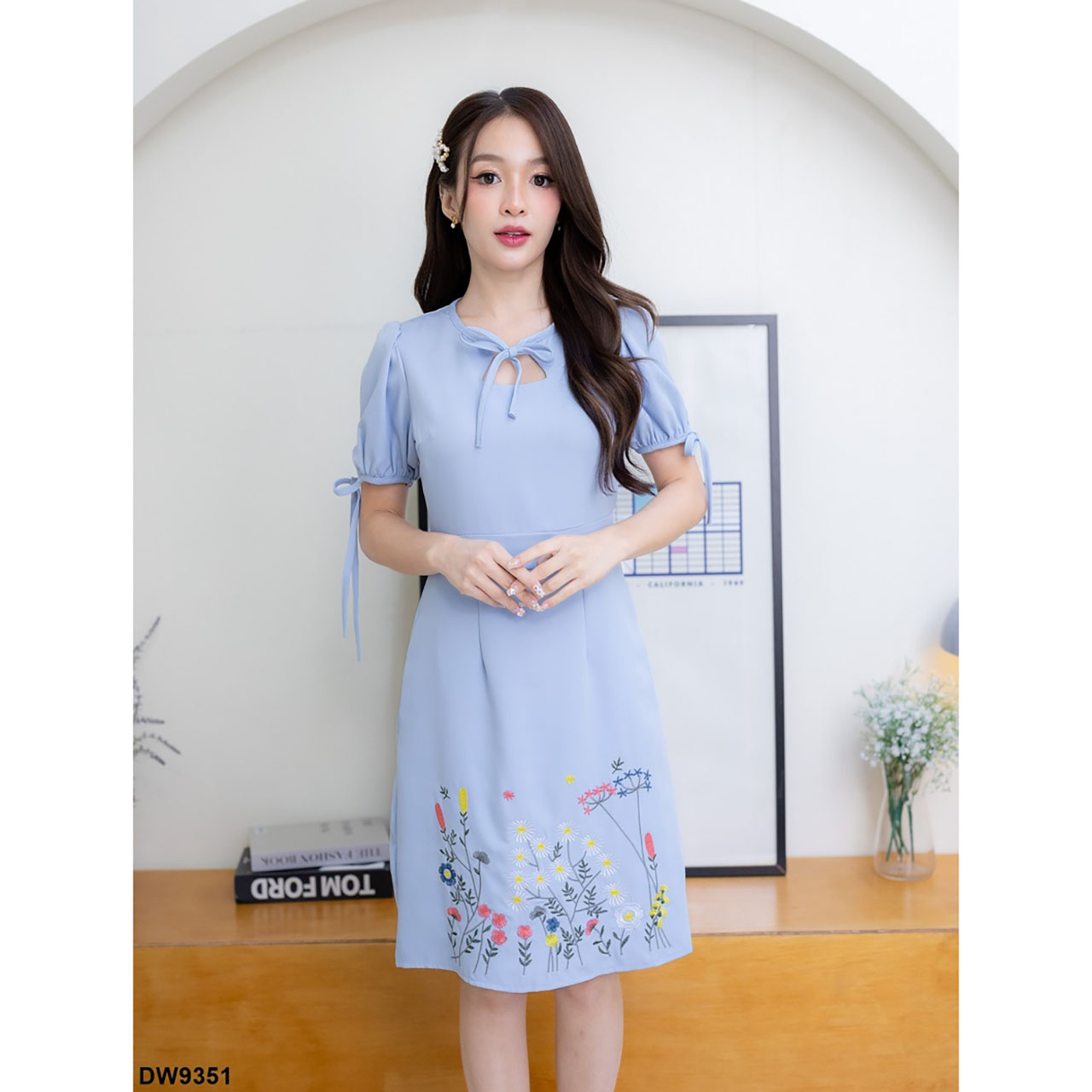 kudapy เดรสสั้นสีชมพุ/สีน้ำตาล/สีฟ้า คอผูกโบว์กระโปรงปักดอกไม้