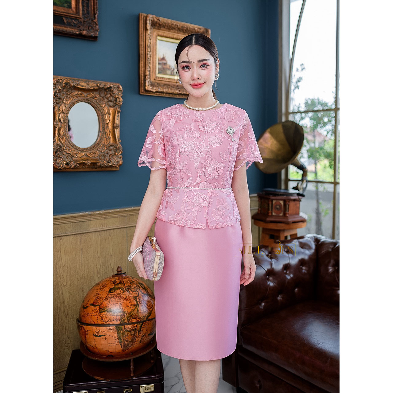 kudapy เดรสสั้นสีชมพู/สีทอง ผ้าไหมลูกไม้ งานตัวกระโปรงเป็นผ้าไหมตัวเสื้อเป็นลูกไม้ปัก