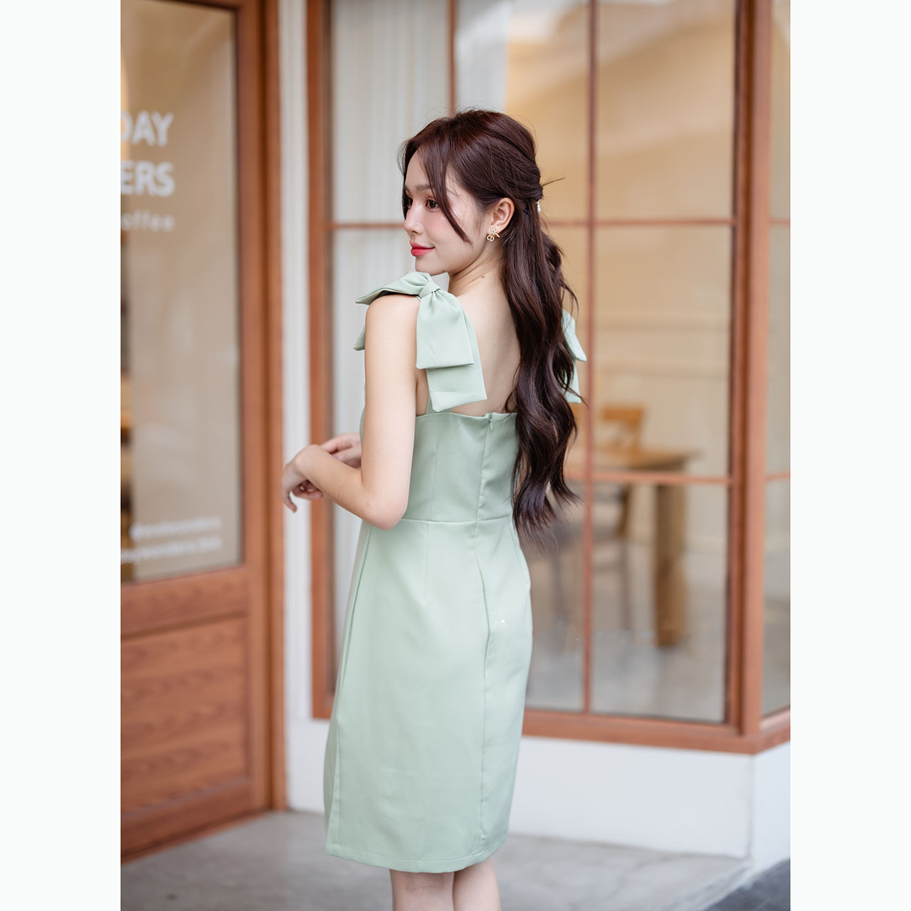 kudapy เดรสสั้นสีเขียวมัทฉะ สายเดี่ยวแต่ง Double Bow ที่ไหล่ ทรงเดรสเข้ารูปคัตติ้งเรียบ