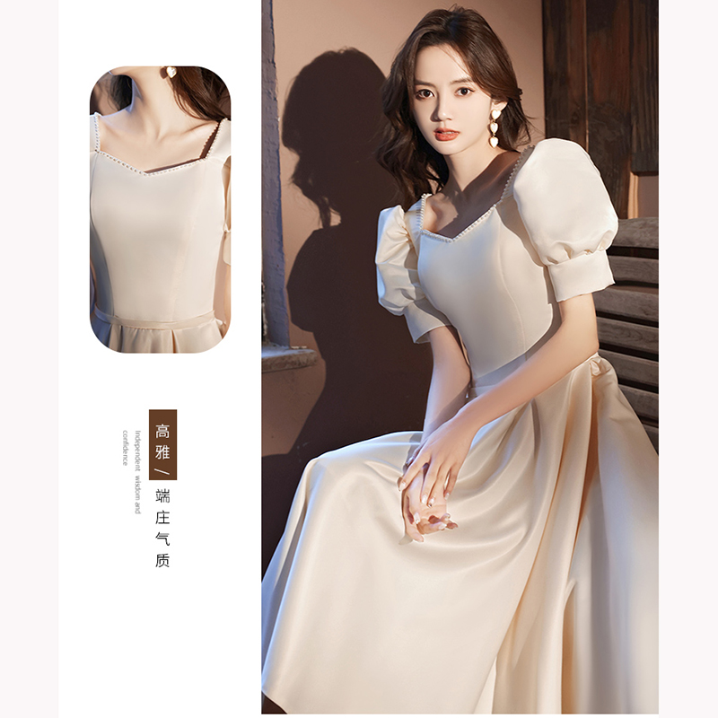 kudapy ชุดเดรสสีครีมผ้าซาติน ดีไซน์สวยแขนเสื้อทรงตุ๊กตา คอเหลี่ยม แต่งคอเสื้อด้วยมุกสีขาวครีมเม็ดเล็กๆ