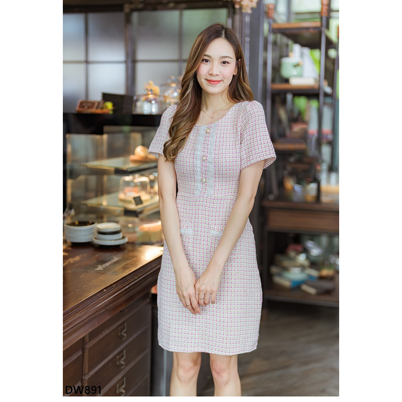 kudapy เดรสสั้นสีชมพู/สีเขียว/สีฟ้า ผ้าทอแต่งกระดุมมุก