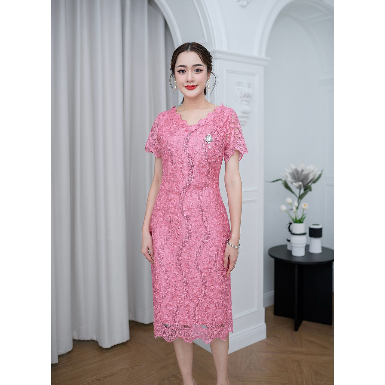 kudapy เดรสสั้นสีชมพูเข้ม/สีชมพูอ่อน/สีฟ้า/สีเทา ผ้าลูกไม้เงาทอลายผ้าผสมเลื่อมสวยงาม คอวีทำให้ดูไม่อ้วนตัน รอบคอตกแต่งดอกไม้รอบคอสวยหวาน