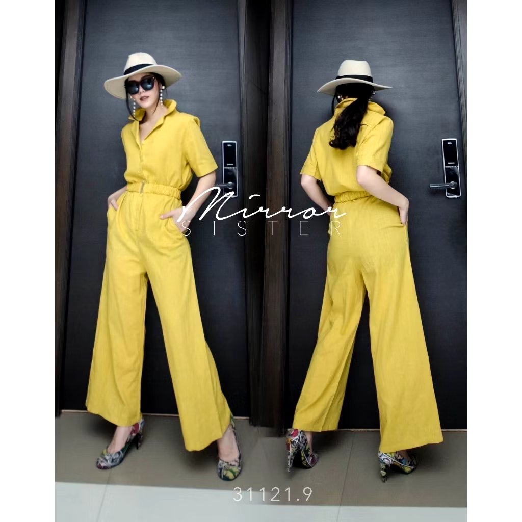 kudapy จัมพ์สูททรงเชิ้ตแขนสั้น แต่งกระดุมตั้งแต่ช่วงอกถึงช่วงเอว กางเกงทรงกระบอกมาพร้อมเข็มขัดย่นๆ