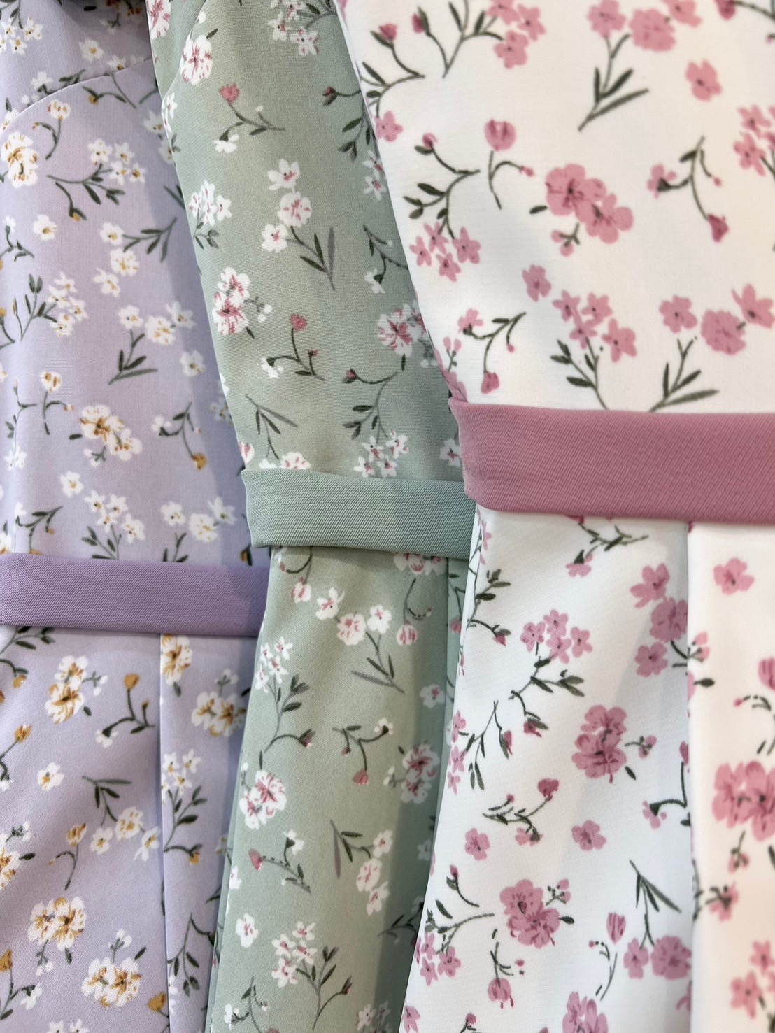 kudapy เดรสสั้นสีม่วง/สีเขียว/สีชมพู คอกลมแขนสั้น จับแมชสีเข็มขัดโบว์ กระโปรงจับจีบเอว ทรงเอ มีกระเป๋าข้าง ซิปหลัง