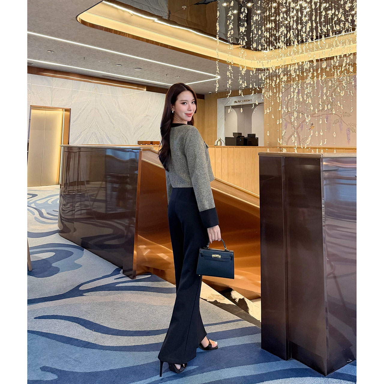 kudapy เซ็ทเสื้อครอปสูท ผ้าเนื้อทอแน่นสีสวยคลาสสิก ตัดต่อขอบสีดำบริเวณคอ แขน และชายเสื้อ เพิ่มความคมชัด กระดุมหน้าเรียงแนวตั้งแบบมินิมอล