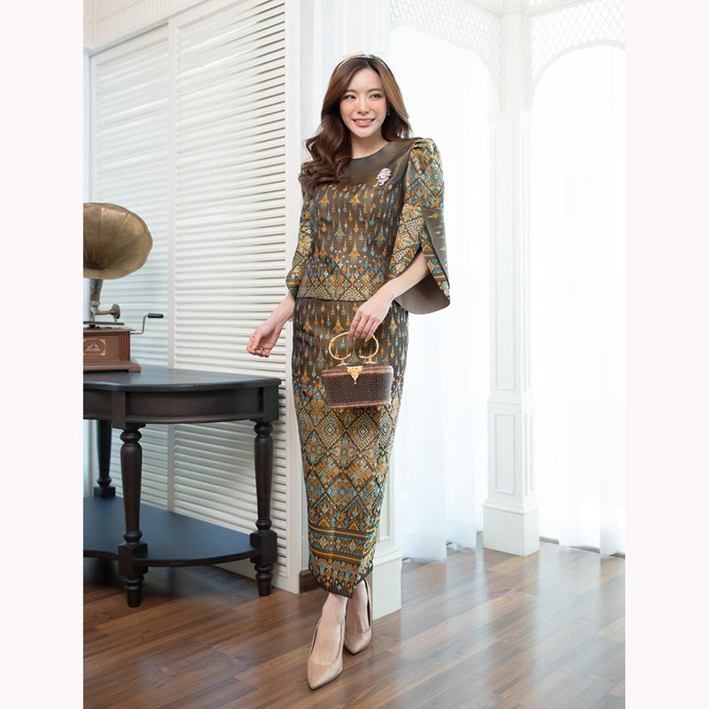 kudapy ชุดเซ็ทเสื้อลูกไม้ ผ้าไหมลายแพรวาสวยสะพรึงทั้ง สีม่วง/สีทอง/สีเขียว มาพร้อมกับผ้าถุงขนาดเรียง เอวสูงเพื่อทรงที่สวยงาม