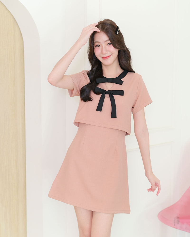 kudapy เดรสแขนสั้นคอวี แต่งโบว์สีตัดตัวชุด 2 ชั้น เดรสชิ้นเดียวน ผ้าเนื้อนิ่มรีดง่ายใส่สบาย ซิปหลังมีซับในทั้งตัว