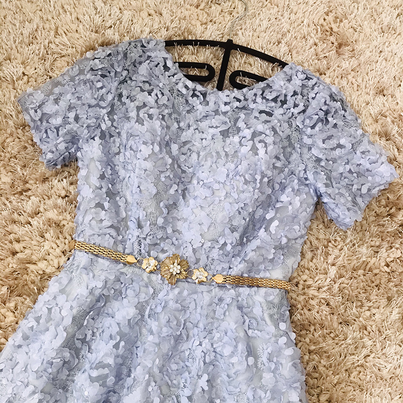เดรสสั้นสีเทาฟ้า ตัวชุดเป็นผ้าลายดอกไม้สามมิติ (ไม่รวมเข็มขัด)