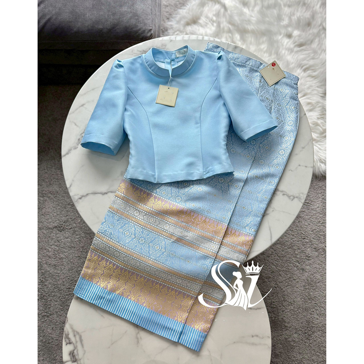 kudapy เสื้อบรมแขนสามส่วน สีฟ้าอ่อนละมุน คอจีน ซิปซ่อนหลัง งานผ้าไหมอิตลลี่หนานิ่ม อัดกาว ผ้าถุงสำเร็จรูป ซิปหลัง เกรดพรีเมี่ยมอัดกาว เนื้อผ้าไหมแพรทิพย์