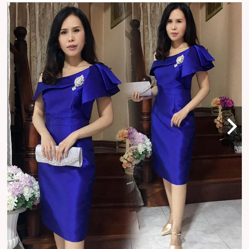 kudapy เดรสไหล่เฉียง สีน้ำเงิน/สีแดง เย็บแต่งระบายตรงหัวไหล่ กระโปรงผ่าหลัง มีซับในในตัว ซิบซ่อนด้านข้าง