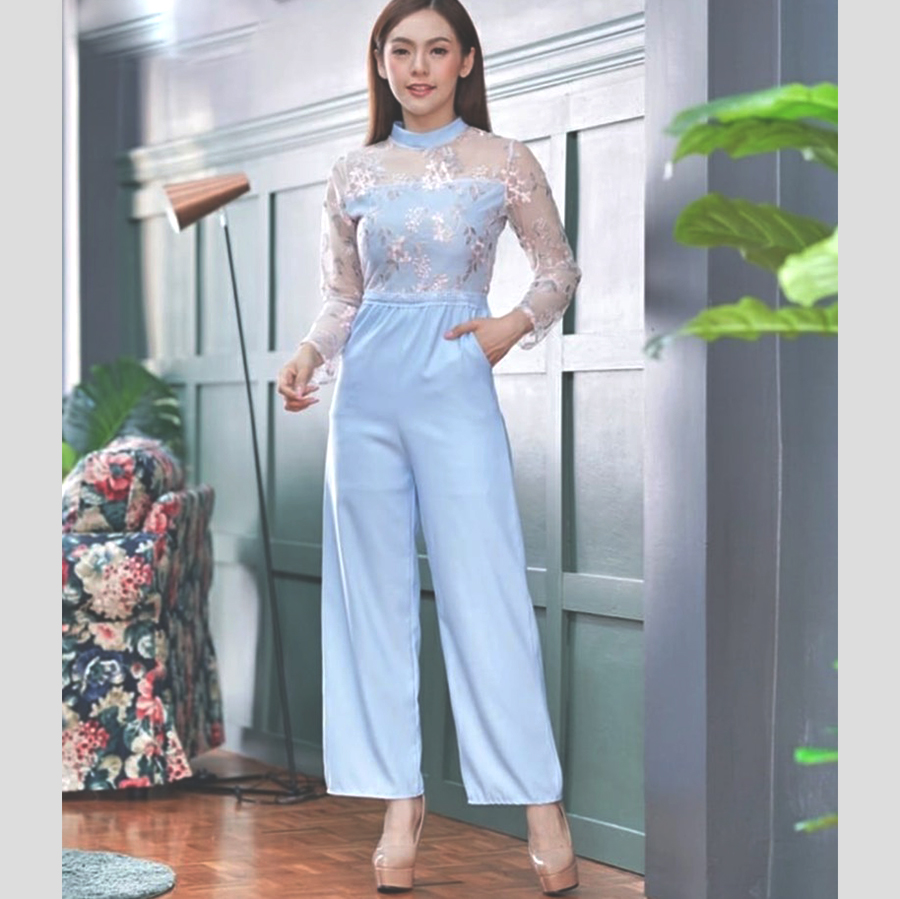 kudapy จั้มสูทขายาวสีฟ้าสดใส ดีเทลด้านบนเป็นมุ้งดอกแขนยาว แอบเซ็กซี่เบาๆ มีกระเป๋าด้านข้างน้า ล้วงกันเท่ๆเก๋ๆ เข้ากันกับจั๊มสุดดด ทรงนี้ขายดี ปังเว่อร์ ชุดก็สีสวยมาก