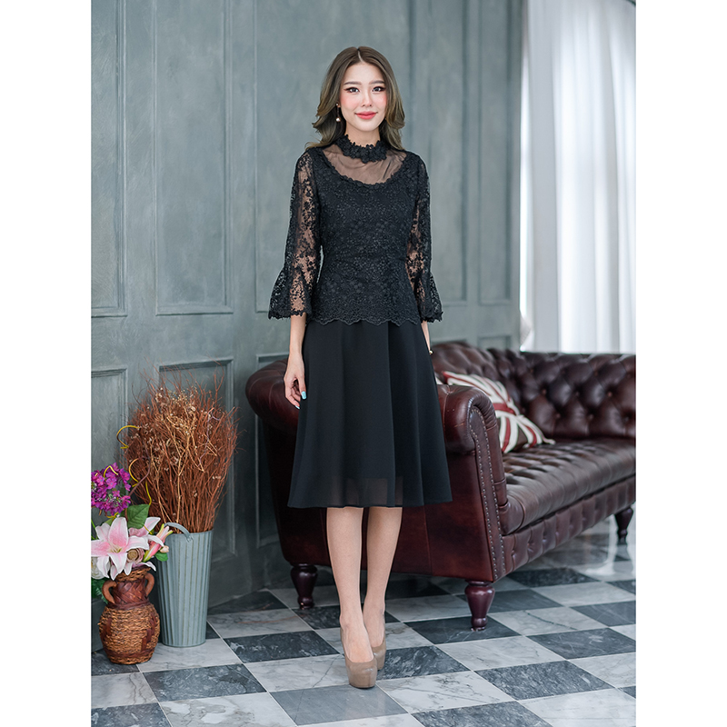 kudapy เดรสสั้นสีชมพูกะปิ/สีเขียว/สีดำ ลูกไม้เงาดีไซน์สวยหรูค่ะ ชุดนี้ด้านบนเป็นผ้าลูกไม้แต่งคอช่วงอกจะเป็นซีทรูเบาๆทรงคอปาด