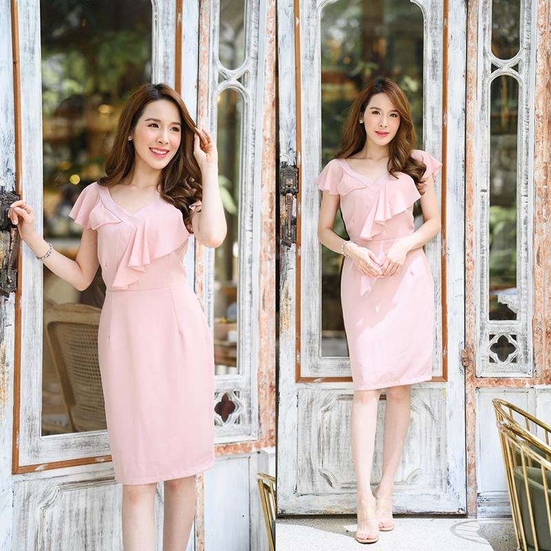kudapyเดรสสั้นสีชมพู/สีกรม/สีแดง/สีแดง คอวีแต่งระบายอกด้วยผ้าชีฟองระบายต่อไปปิดต้นแขน เป็นลุคที่ใส่ได้ทั้งใส่ทำงานและออกงาน