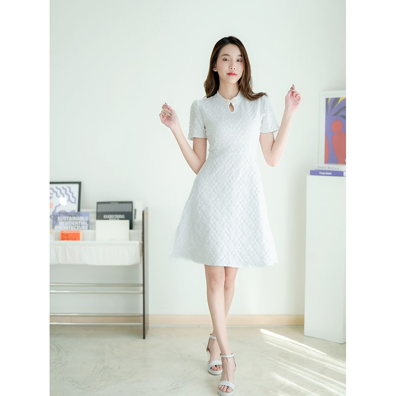 kudapy เดรสสั้นสีขาว/สีน้ำตาล ผ้าทอลายนูนแขนตุ๊กตา