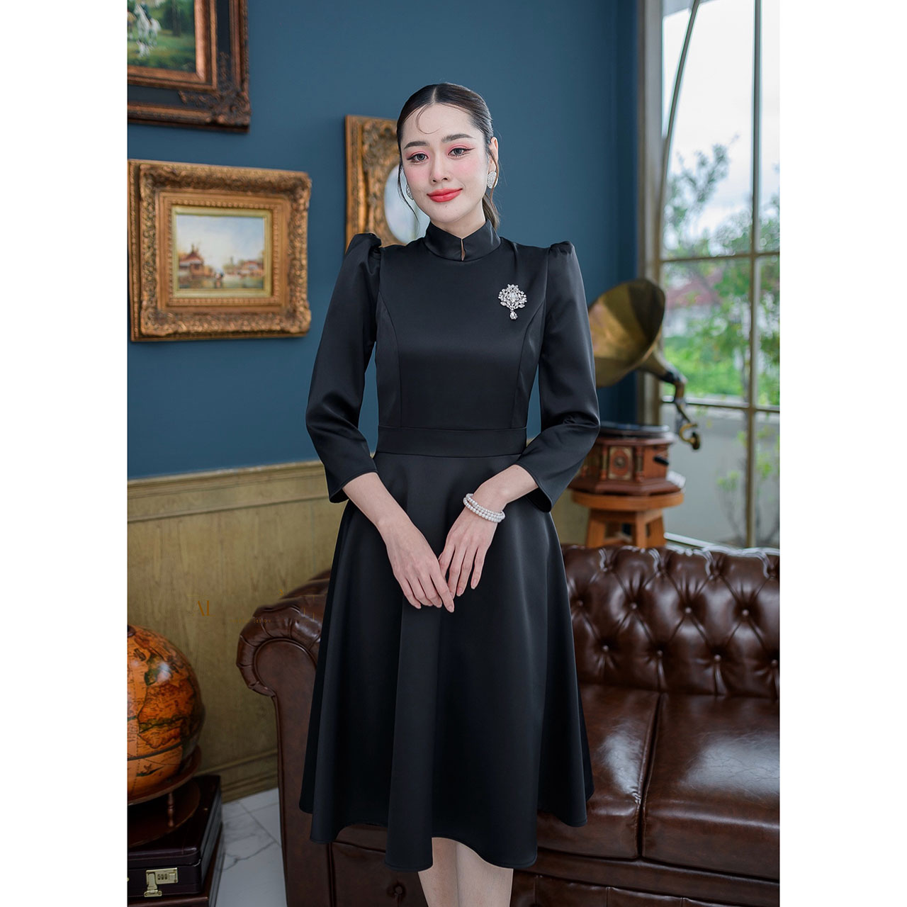 kudapy เดรสสั้นสีดำ/สีทอง ชุดไทยจิตรลดา ทรงแขนห้าส่วน ผ้าอัดกาวให้แล้วทั้งชุด เนื้อผ้านิ่มใส่สบาย เดรสความยาวคลุมเข่าใส่สวยสุภาพ