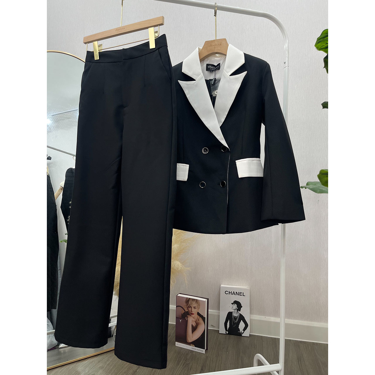 kudapy เซ็ทสูท สวยคลาสสิค ไซน์ทรงทันสมัย เพิ่มความหรูหราด้วยการแต่งสีทูโทน เสื้อแต่งกระดุมด้านหน้า 4 เม็ด มีซับในทั้งชุด เข้ารูปสวย