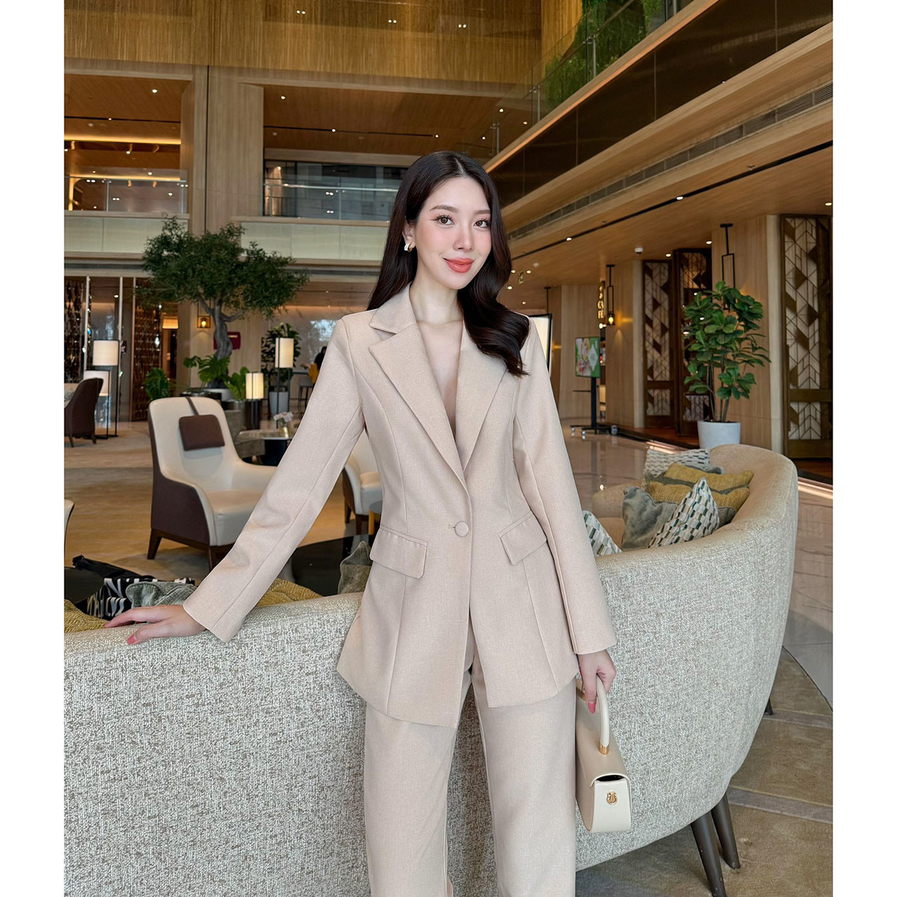 kudapy ชุดสูท สวยคลาสสิคแมทซ์ง่าย คล่องตัว เสื้อสูทมีซับในอย่างดี แต่งกระดุมปั้มผ้าเดียวกับสีชุด มาคู่กับกางเกงขายาวทรงกระบอกเล็กใส่สบาย