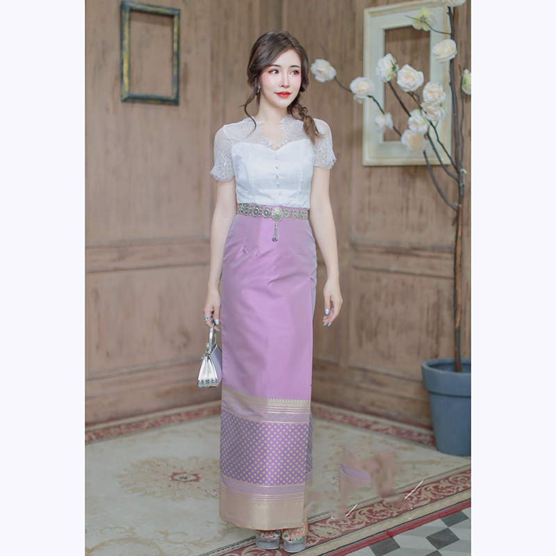 kudapy เซทเสื้อลูกไม้คอหยัก ผ้าไหมฝรั่งเศส มีซับใน 2 ชั้น อย่างดี ซิปซ่อนหลัง ทรงสวยเข้ารูป มาพร้อมกับผ้าถุงสำเร็จรูป ซิปหลัง ไหมแพรทิพย์ทอลายการบิน อัดกาว