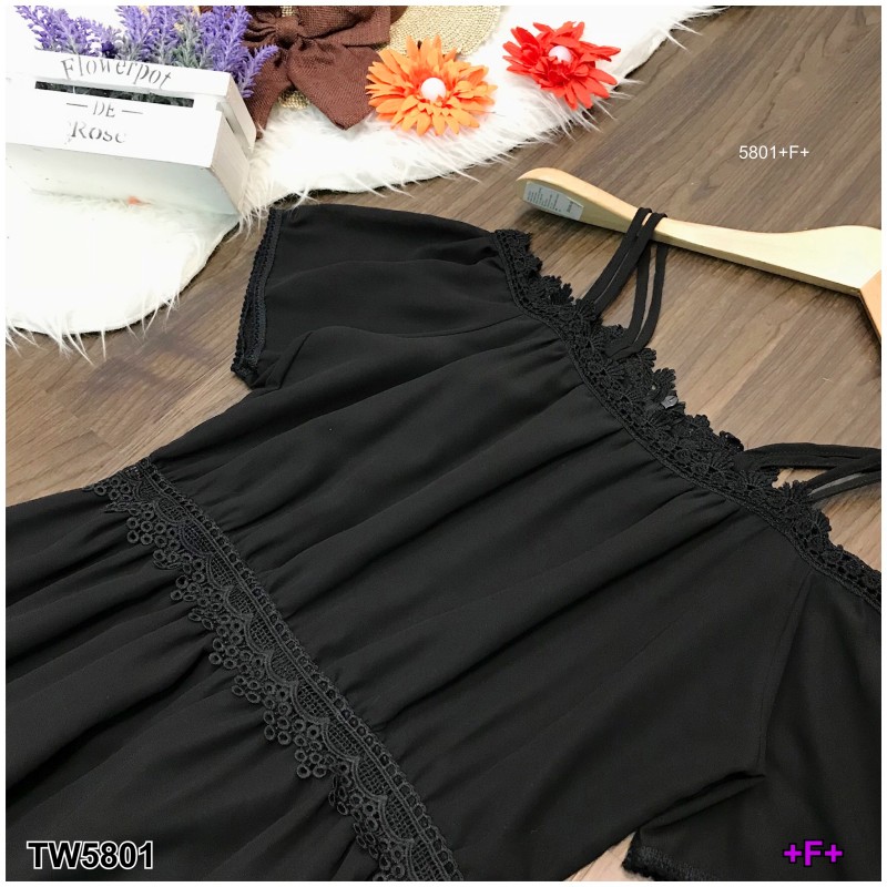 kudapy เดรสตัวยาวสีขาว ชมพู ดำ แดง เหลือง สายเดี่ยว2เส้น ดีไซน์ปาดไหล่ ผ้าชีฟอง ปาดไหล่ลูกไม้ถักทออย่างละเอียด