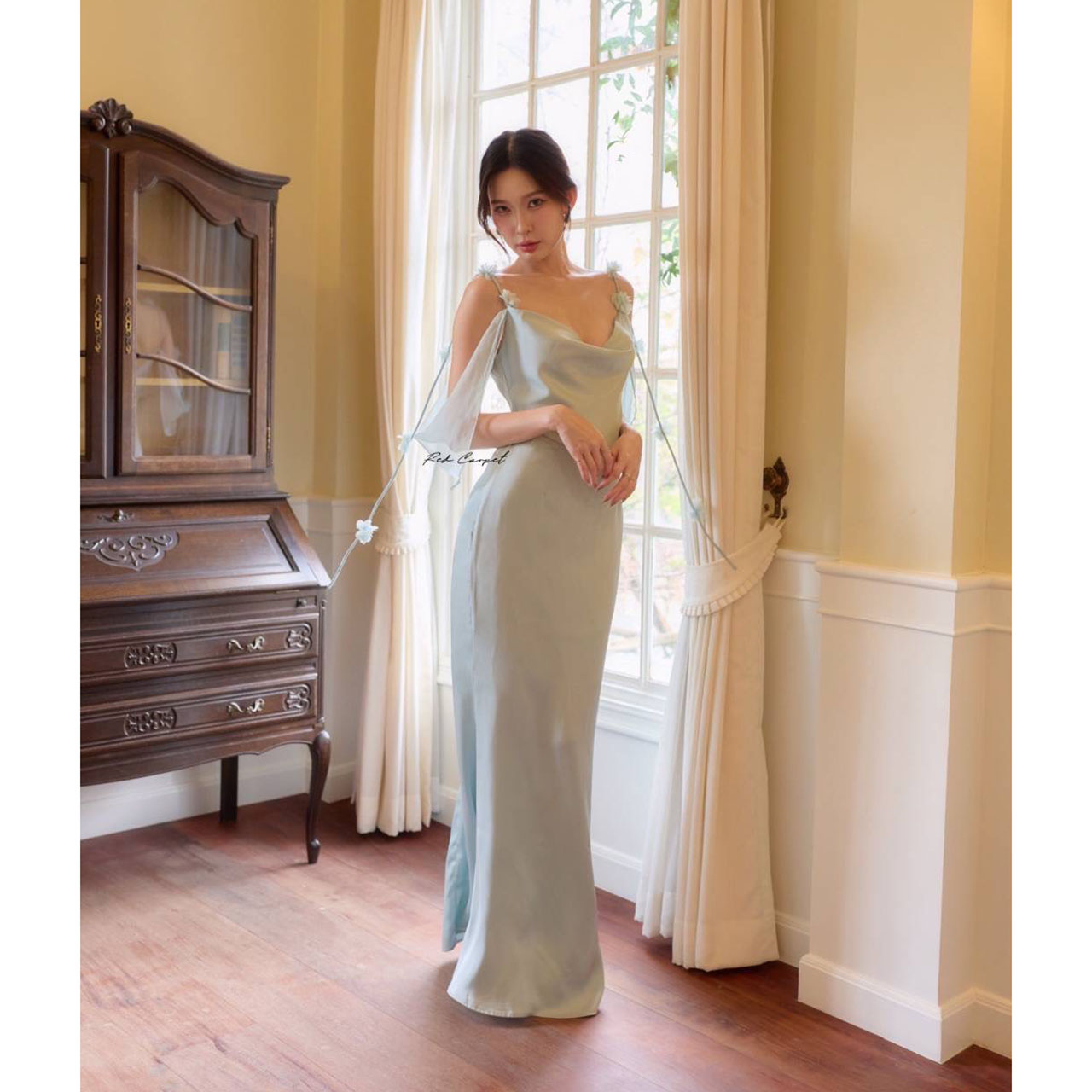 kudapy เดรสซาตินคอถ่วงเสริมหุ่นให้ดูเพรียวสวย เสน่ห์แห่งความอ่อนหวานที่ถูกถ่ายทอดผ่านซิลูเอตต์พลิ้วไหว ดีเทลโชว์ไหล่และสายผ้าบางเบาให้ลุคที่หรูหรา