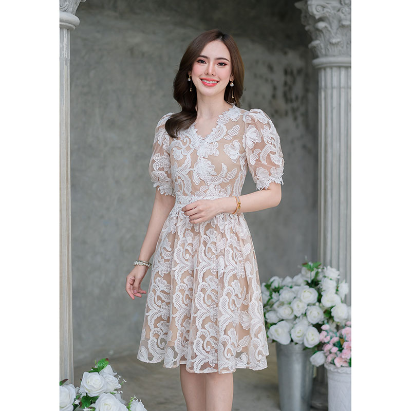 kudapy เดรสสั้นสีดำ/สีครีม ลูกไม้สวยเด่นเล่นสีตัดทูโทน แต่งด้วยลูกไม้ช่วงอก รอบเอว รอบแขน แบบจัดเต็ม แขนพองสวยกำลังดี