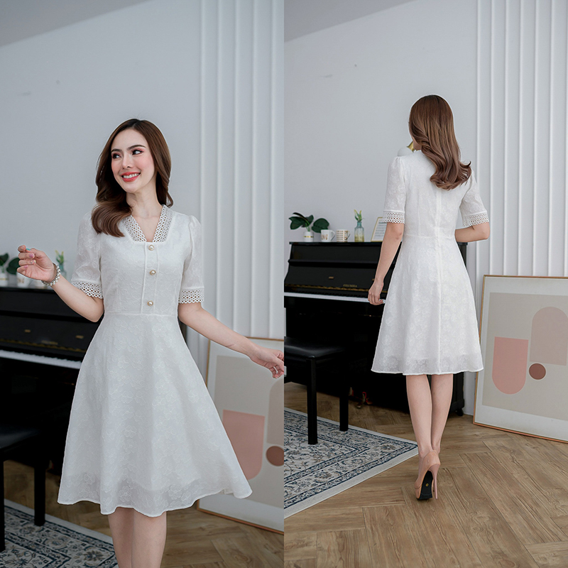 kudapy เดรสสั้นสีขาว/สีฟ้า ผ้าปักดอกไม้ทั้งตัว เป็นผ้าเนื้อนิ่มพริ้วใส่สบาย มีดีเทลแต่งลูกไม้วงกลมสี่ชั้นช่วงคอและปลายแขน