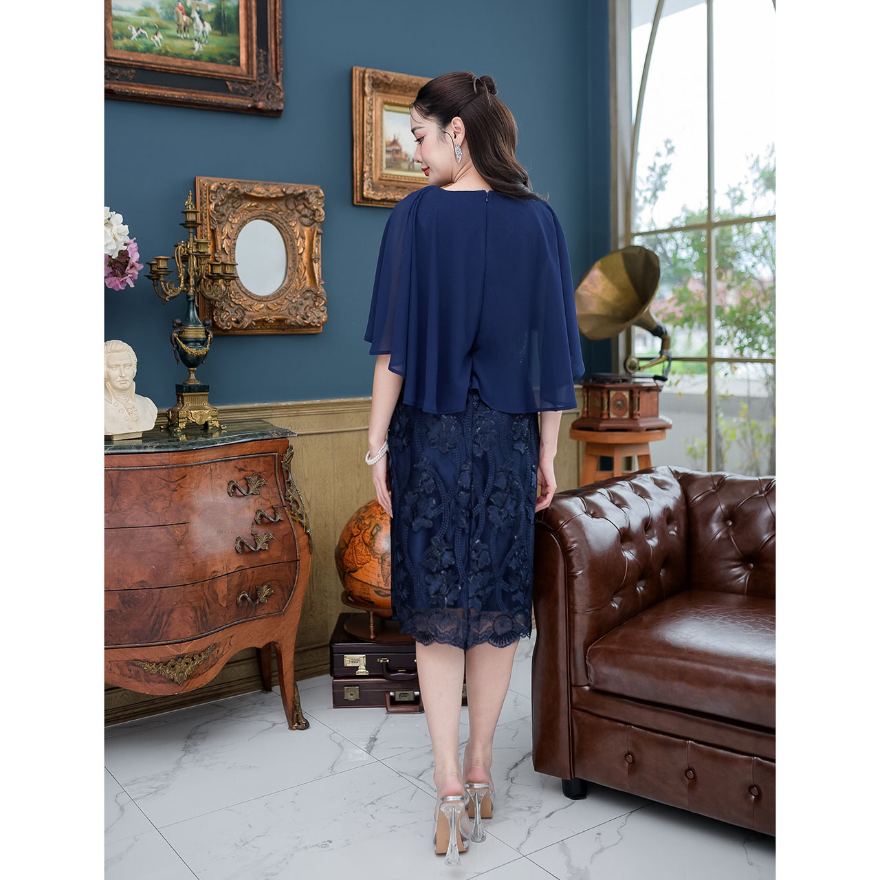 kudapy เดรสสั้น ผ้าลูกไม้ปักเงา ดีไซน์คลุมไหล่สวยหรู ตัวเนื้อผ้าลูกไม้รุ่นนี้ปักลายดอกไม้