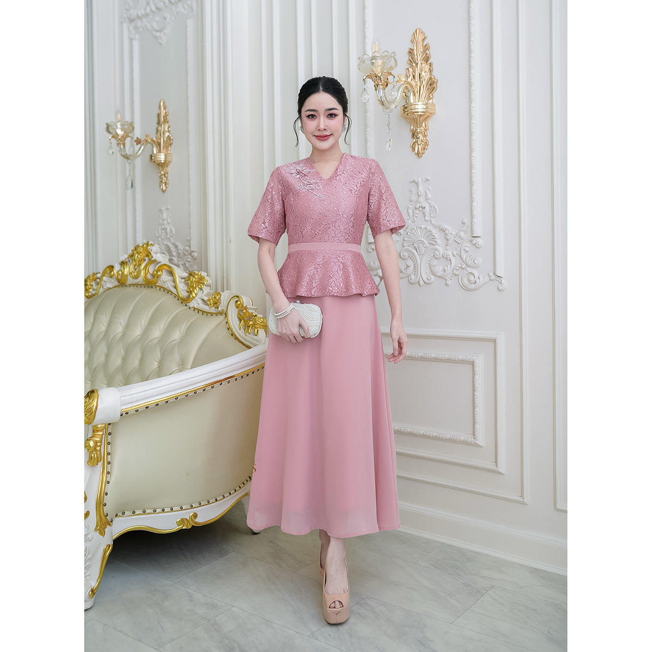 kudapy เดรสยาวทรงสวยสุภาพ ด้านบนเป็นผ้าลูกไม้ลายกุหลาบอัดกาวสวยมากแถมมีแต่งกลิตเตอร์ แต่งดอกไม้ช่วงไหล่