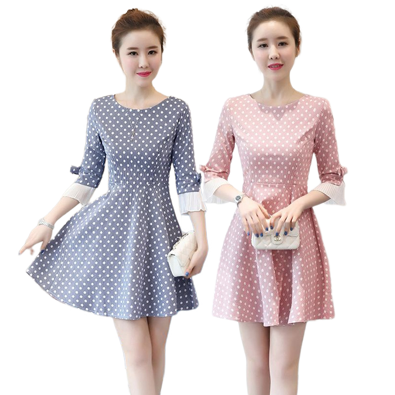 kudapy เดรสสั้นลายจุดสีชมพู /สีน้ำเงินกรมท่า เดรสคอกลมทรงเข้ารูป แต่งปลายแขนระบาย เย็บโบว์ติดตรงแขน มีซิปซ่อนด้านหลัง ผ้าค่อนข้างแข็ง