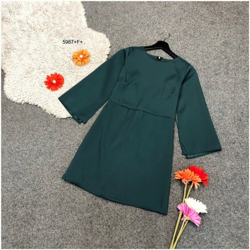 kudapy ชุดเดรสดีไซน์เก๋ แพทเทิร์นช่วงบนโดดเด่น แขน 2 ข้างแต่งผ่า คลุมหลังแขนตรงช่วงแขน ช่วงกระโปรงเป็นทรงเอ