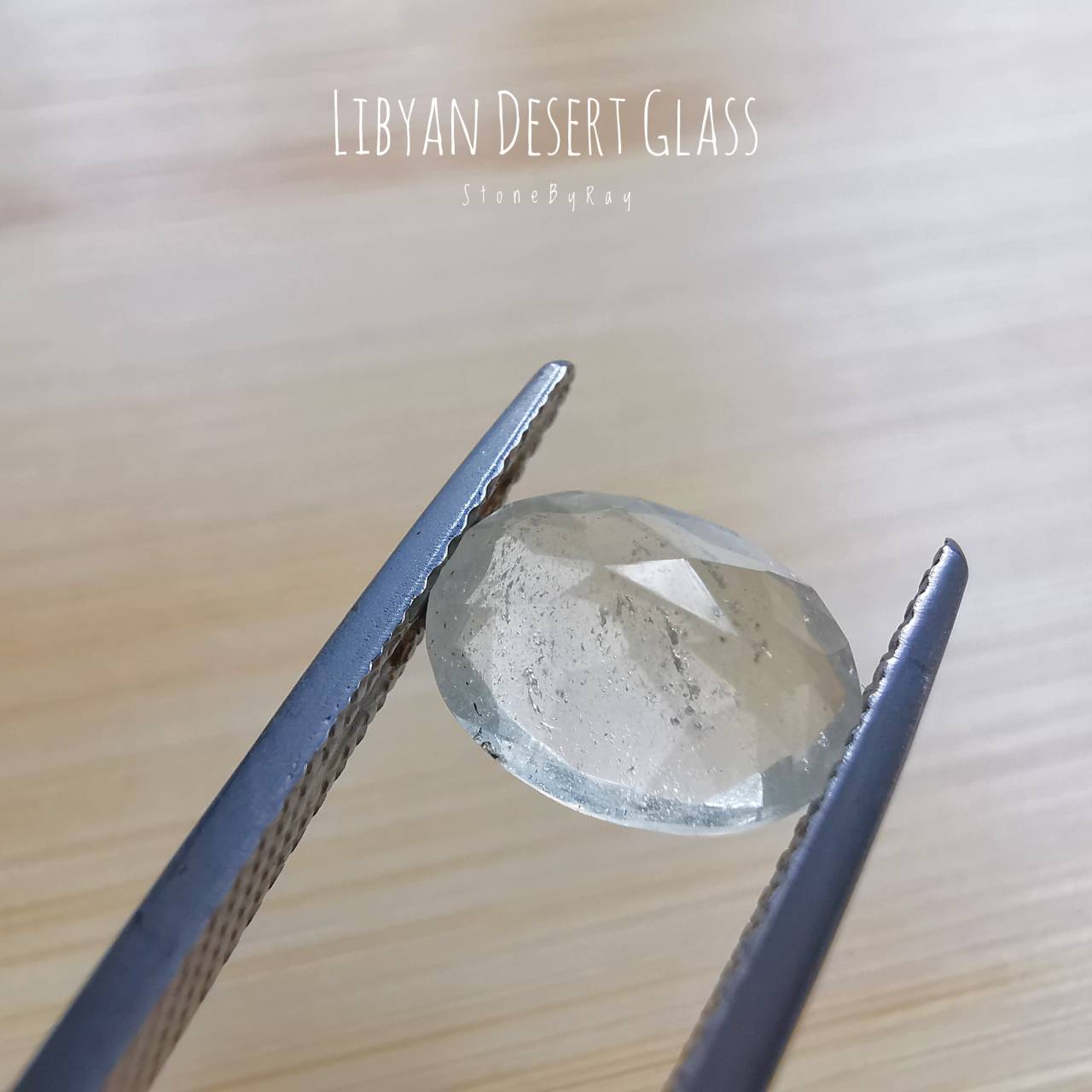 สะเก็ดดาวสีขาวเจียรเหลี่ยม(Libyan Desert Glass)