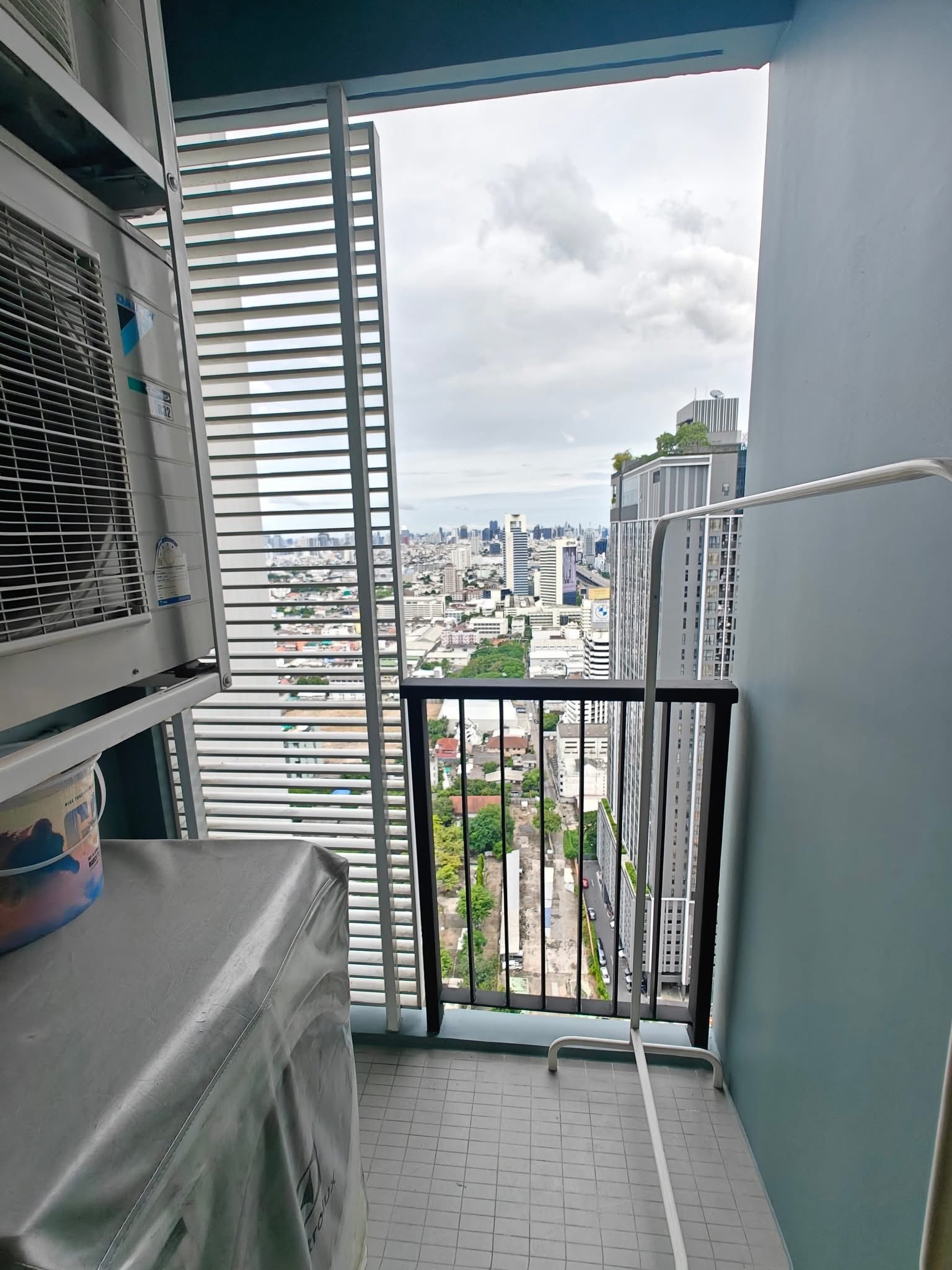 ให้เช่าคอนโด The Saint Residences (เดอะ เซนต์ เรสซิเดนซ์) High Rise โซนพื้นที่ BTS ห้าแยกลาดพร้าว ห้องแบบ 1ห้องนอน 1ห้องน้ำ โซนครัวปิด ขนาดห้อง 31 ตรม. ชั้น 32 ตึก C