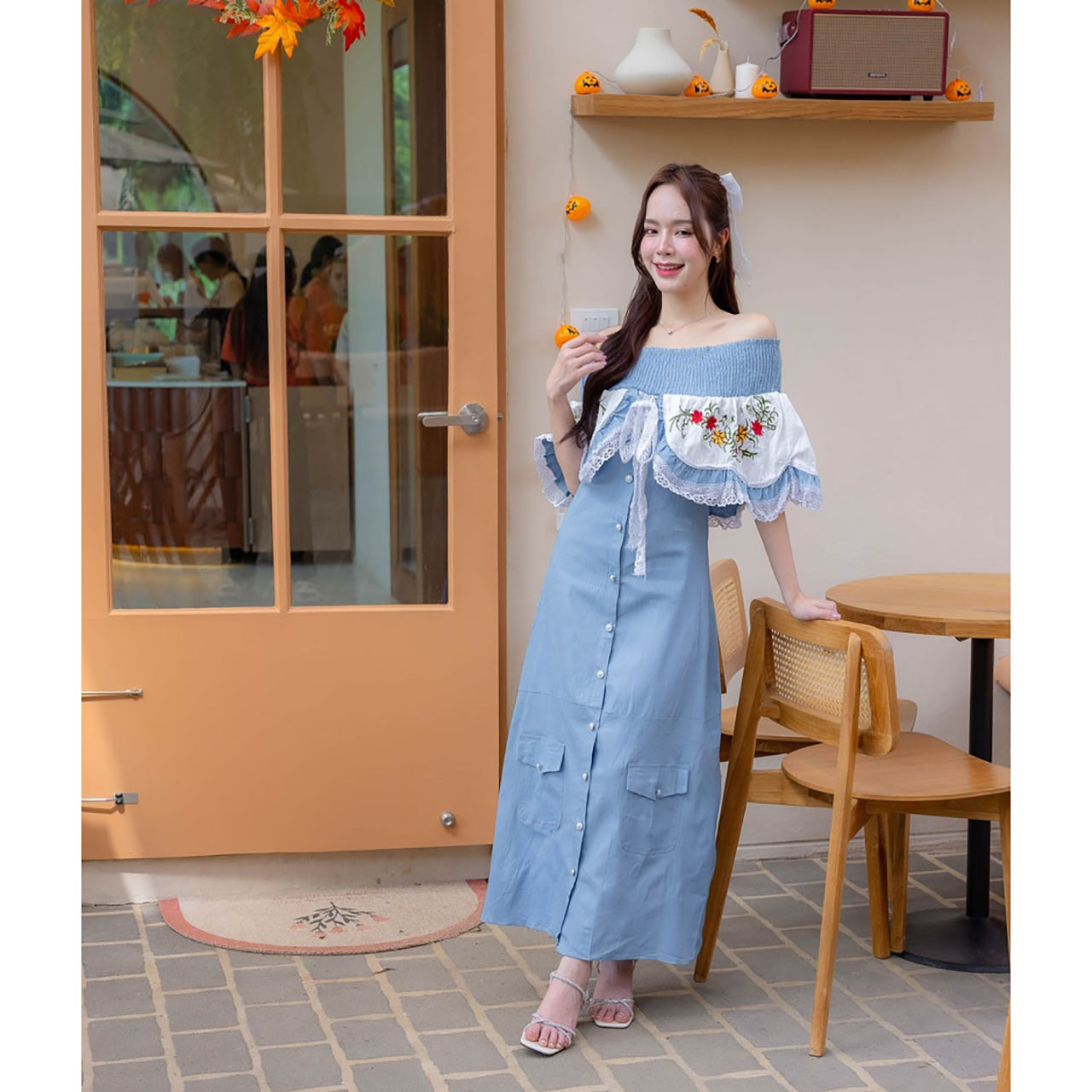 kudapy เดรสยาวผ้ายืดเปิดไหล่ เนื้อไม่หนาไม่บาง ใส่ง่าย ใส่สบาย ทรงบัวช่วงแขน ประดับผ้าระบาย ปักลายดอก