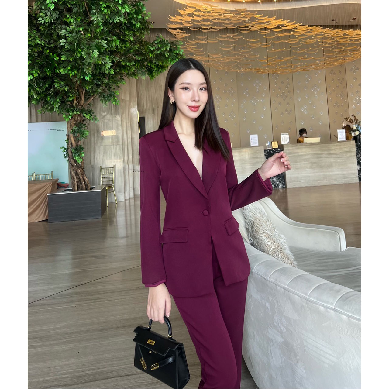 kudapy ชุดเซ็ท Blazer+กางเกง ผ้าดี เสื้อสูทมีซับในอย่างดี แต่งกระดุมผ้าเดียวกับสีชุด คู่กับกางเกงขายาวใส่สบาย