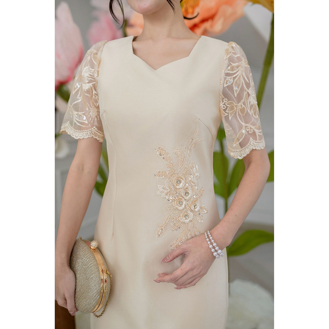 kudapy เดรสผ้าไหมอัดกาวทั้งชุด งานทรงตรงสวยเรียบหรู ด้านหลังกระโปรงผ่า แต่งลูกไม้แต่งเลื่อมช่วงแขนและตกแต่งดอกไม้ประดับช่วงเอว