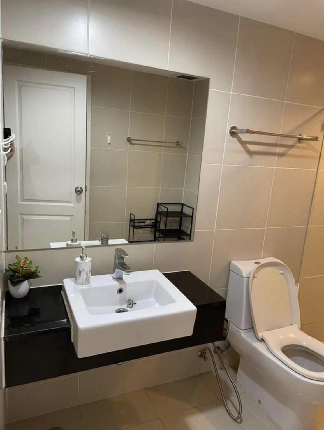 สนใจชมห้องติดต่อได้เลย Line ID: Smile-easy ปล่อยเช่าคอนโด Belle Grand Rama 9 (เบลล์ แกรนด์ พระราม 9) - 1ห้องนอน 1ห้องน้ำ 1ห้องนั่งเล่น - ใกล้ MRT พระราม 9 - ขนาดห้อง 49 ตรม. ชั้น 22 ตึก D2