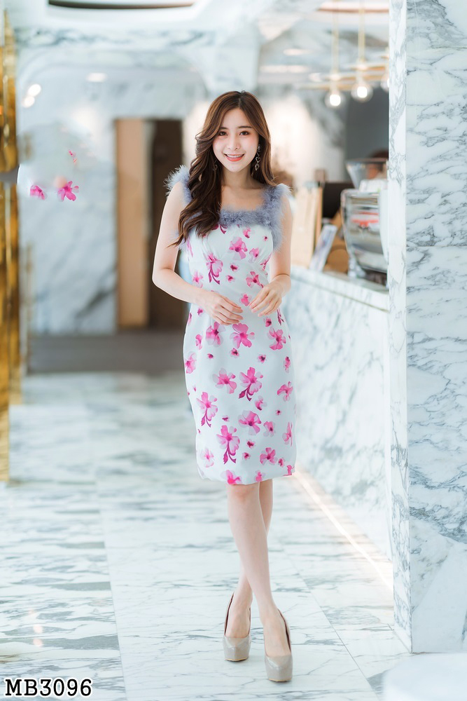 เดรสสั้นแขนกุดสีชมพู พิมพ์ลายดอก แต่งขนปุยสีเทาให้ดูมีระดับ สวยหรูในราคาเบาๆ S/M/L