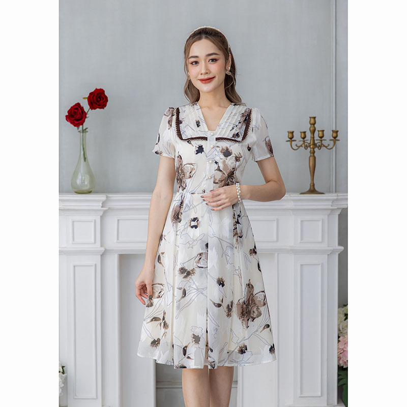 kudapy เดรสสั้นสีกรม/สีครีม ผ้าผสม ผ้าสวยพริ้วนิ่มใส่สบาย แล้วพิมพ์ลาย ช่วงคอมีดีเทลตีเกล็ดด้านข้างแล้วแต่งระบายพลีทขอบน้ำตาล แต่งกระดุมช่วงอก กระโปรงจับจีบทวิส