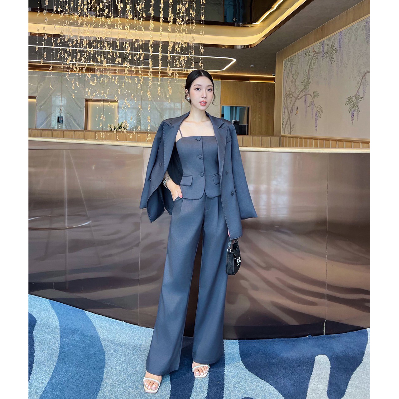 kudapy เซ็ทเสื้อสูท+กางเกง+เสื้อสายเดี่ยว เพิ่มความหรูหราด้วยการเดินด้านโชว์บริเวณขอบปกเสื้อ แต่งกระดุมจริงด้านหน้า กระเป๋าจริง มีซับในทั้งตัว