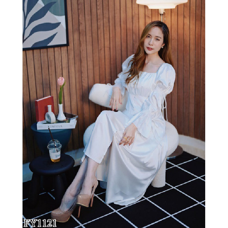 kudapy เดรสยาวสีขาว คอเหลี่ยมแต่งกระดุมผ้าสวยใส่สบาย