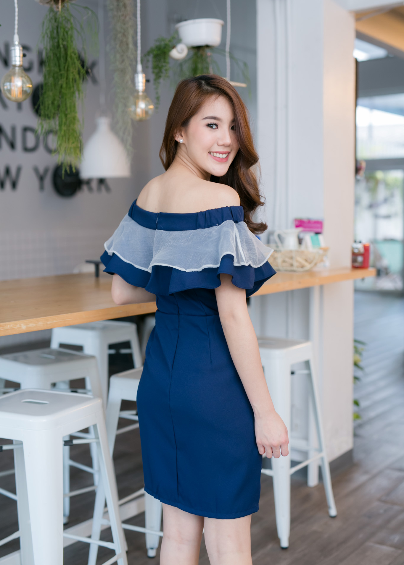 kudapy เดรสสั้นออกงานสีน้ำเงินกรมท่า เดรสสั้นเปิดไหล่ แต่งระบายไหล่ผ้าแก้ว ทรงสวย มีซับใน ซิบหลังนะคะ