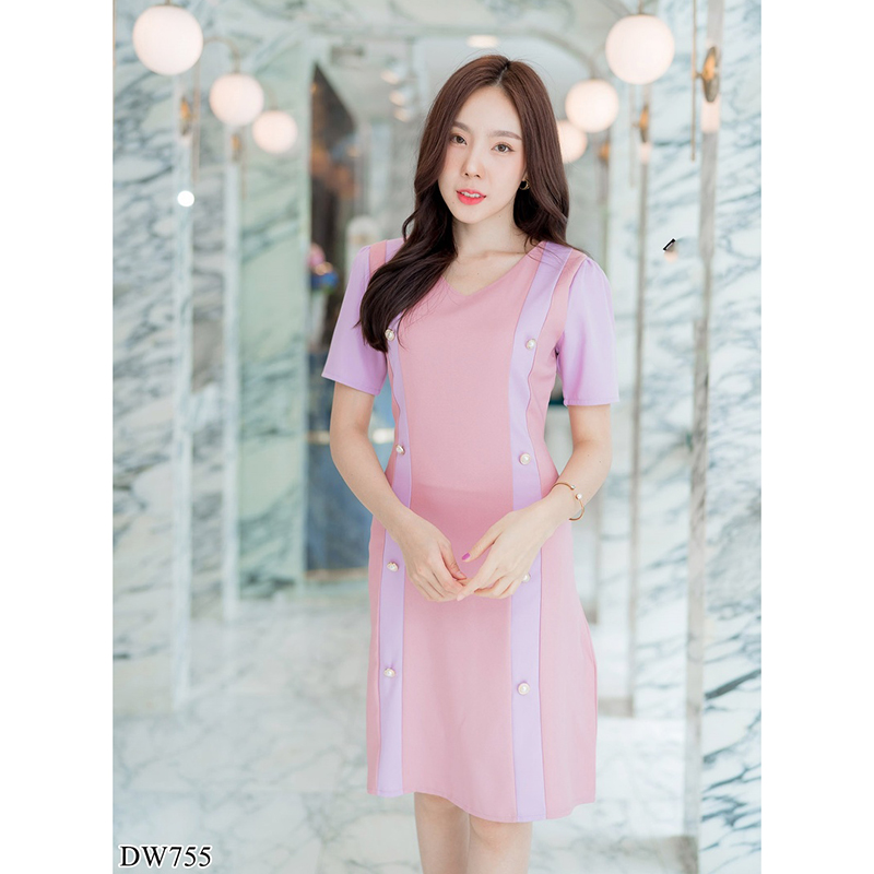 kudapy เดรสสั้นสีเขียว/สีชมพู/สีกรม คอวีแต่งกระดุมยาว 2 ข้างดูดี ใส่สบาย