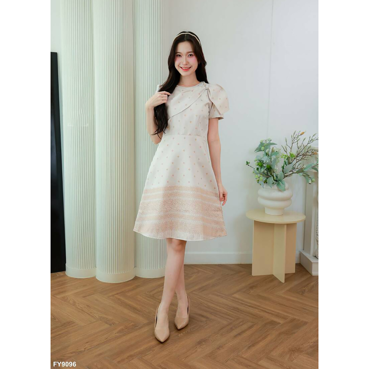 kudapy เดรสผ้าพิมพ์ลายคอกลมแต่งโบว์ไหล่