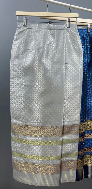 kudapy ผ้าถุงสำเร็จรูป ผ้าถุงทอลายสีทอง/สีเทา/สีน้ำเงินกรมท่า เกรดพรีเมี่ยมอัดกาว ซิปหลัง เย็บแบบ ทบผ้า ไม่เห็นหน้าขา